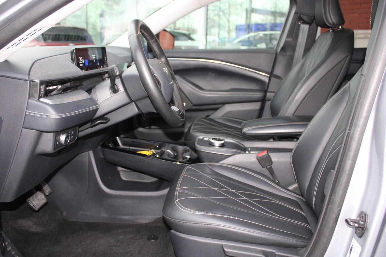 Ford MUSTANG Mach-E RWD 75 kWh | Trekhaak | Lederen bekleding | Voorruitverwarming | Stoelverwarming | Adaptieve cruise Control | Camera | Electrische achterklep