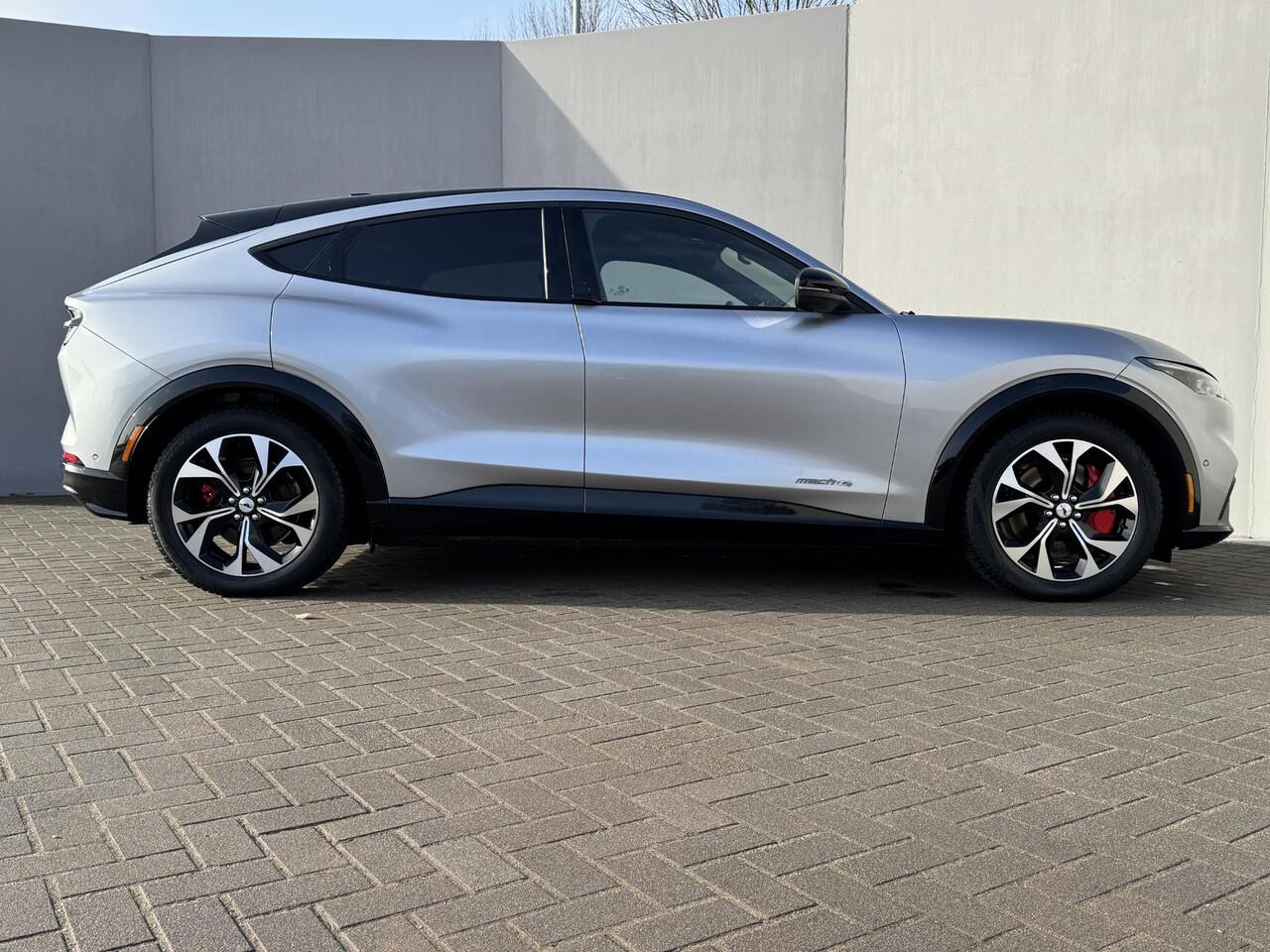 Ford MUSTANG Mach-E AWD 75 kWh / SOH 94,5 % / Navigatie / Panoramadak / Achterklep Elektrisch / Cruise Control Adaptief / Climate Control / Bang & Olufsen sound / Lederen bekleding