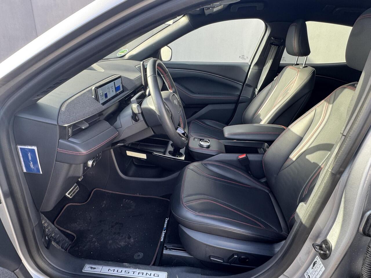 Ford MUSTANG Mach-E AWD 75 kWh / SOH 94,5 % / Navigatie / Panoramadak / Achterklep Elektrisch / Cruise Control Adaptief / Climate Control / Bang & Olufsen sound / Lederen bekleding