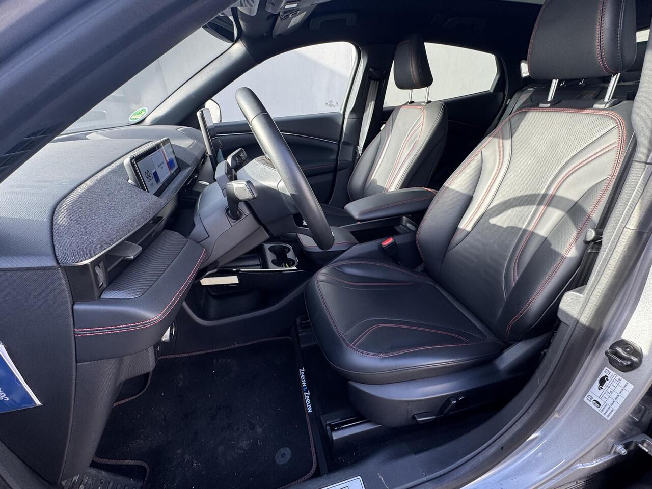 Ford MUSTANG Mach-E AWD 75 kWh / SOH 94,5 % / Navigatie / Panoramadak / Achterklep Elektrisch / Cruise Control Adaptief / Climate Control / Bang & Olufsen sound / Lederen bekleding