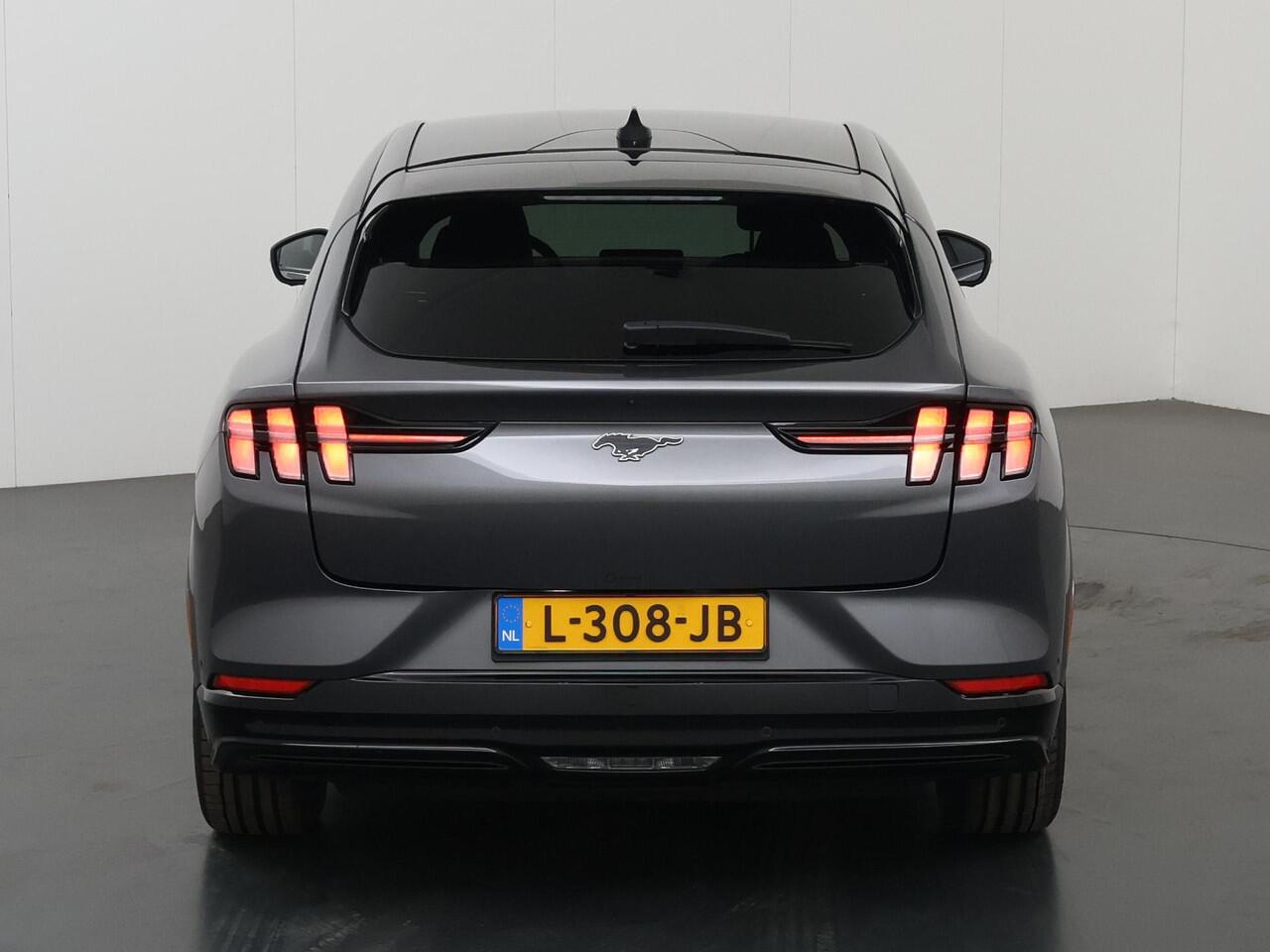 Ford MUSTANG Mach-E Extended First Edition AWD 98 kWh | Trekhaak | Panoramadak | 360° Camera | B&O | Cruise Control Adaptief | Navigatie | Elektr. Achterklep |