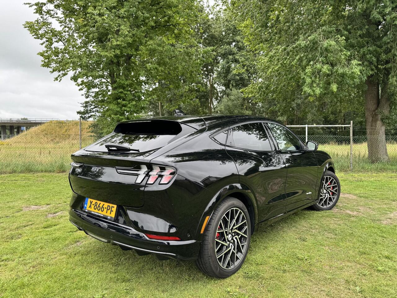 Ford MUSTANG Mach-E GT Extended AWD 98 kWh | PANO | WINTERPACK | BLIS | LUXE |