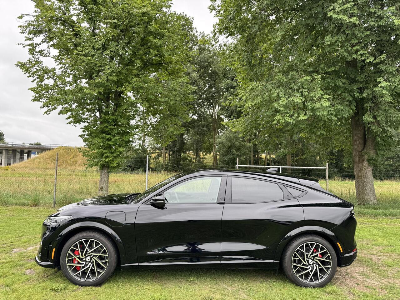 Ford MUSTANG Mach-E GT Extended AWD 98 kWh | PANO | WINTERPACK | BLIS | LUXE |