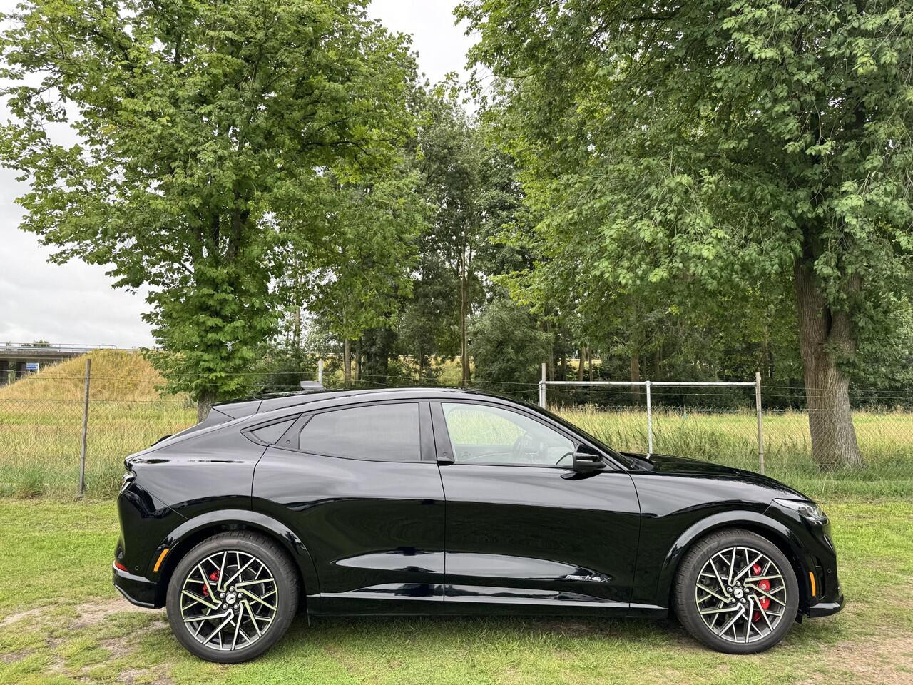 Ford MUSTANG Mach-E GT Extended AWD 98 kWh | PANO | WINTERPACK | BLIS | LUXE |