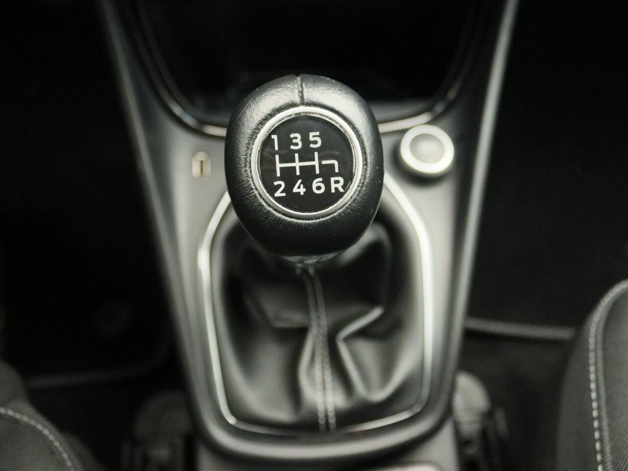 Ford PUMA 1.0 EcoBoost Hybrid Titanium | Navi | AppleCarplay/Android Auto | Parkeersensoren | Stoel+stuurverwarming | Climate control | Trekhaak! |