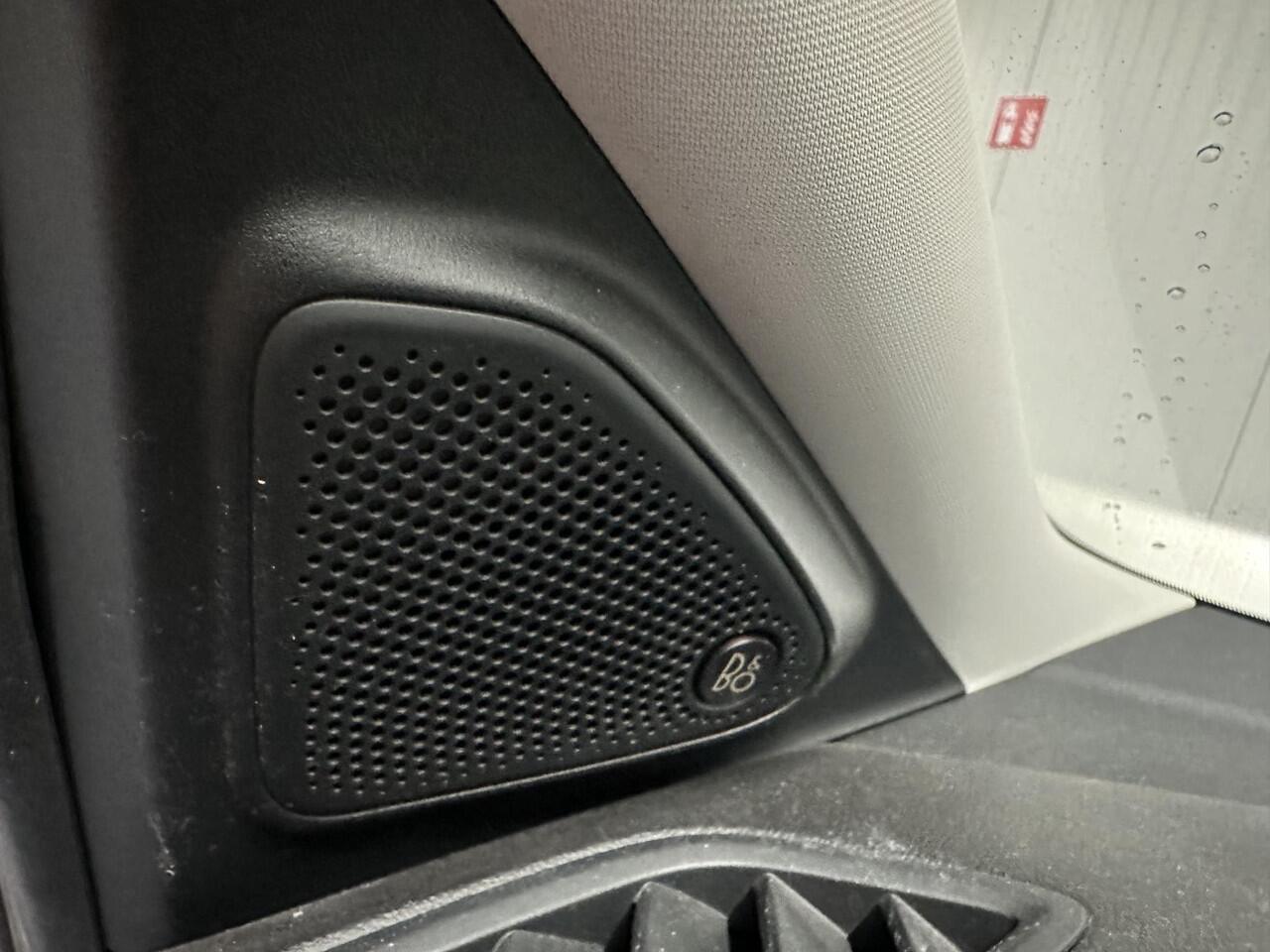 Ford PUMA 1.0 EcoBoost Hybrid Titanium X First Edition Met Panorama schuif/kanteldak, Stoelverwerming, B&O premium geluid, zeer nette auto