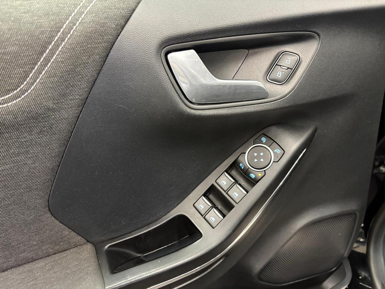 Ford PUMA 1.0 EcoBoost 125pk MHEV Titanium | Navigatie | Apple Carplay/Android Auto | Parkeersensor achter | Cruise Control | Winter Pack | Comfort Pack | Getinte ramen | Trekhaak