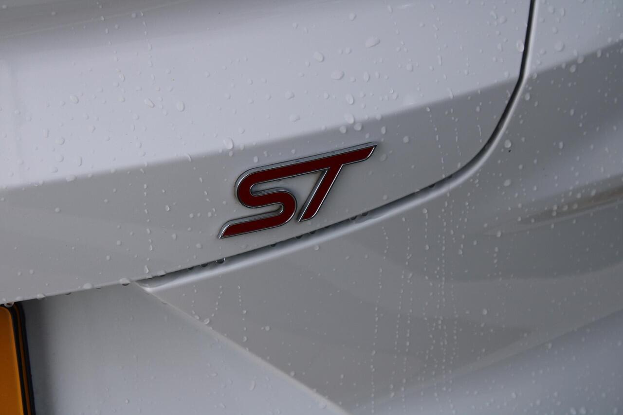 Ford PUMA 1.5 EcoBoost ST-X | 200pk | NL auto | Trekhaak | Camera | Climate control | Winterpack | 19 Inch Lichtmetalen Velgen | BLIS | PDC V+A | Volledige historie