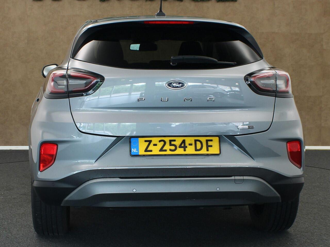 Ford PUMA 1.0 EcoBoost Hybrid Titanium - NAVIGATIE - CLIMATE CONTROL - CRUISE CONTROL - PARKEERSENSOREN ACHTER - LED KOPLAMPEN - MULTIFUNCTIONEEL STUURWIEL - APPLE CARPLAY/ANDROID AUTO - STUUR EN STOEL VERWARMING