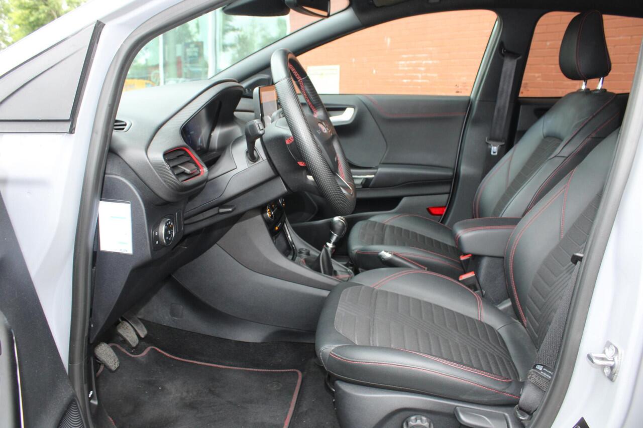 Ford PUMA 1.0 EcoBoost Hybrid ST-Line X | 19 inch | Camera | PDC V+A | Climate Control | Adaptive cruise control | Navigatie | Privacy Glass