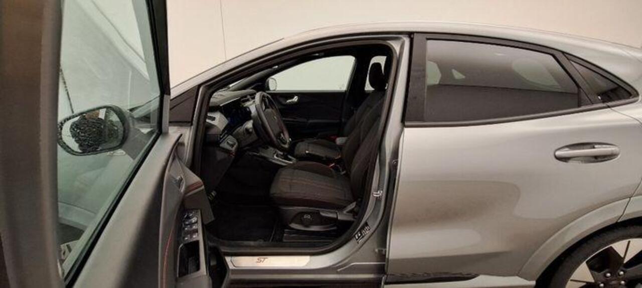 Ford PUMA 1.0 EcoBoost Hybrid ST-Line 125pk | Winterpack | Driver Assistance Pack | Trekhaak afneembaar | Panorama dak | Matrix Led | 19 inch licht metaal | Reserve wiel | Comfort Pack