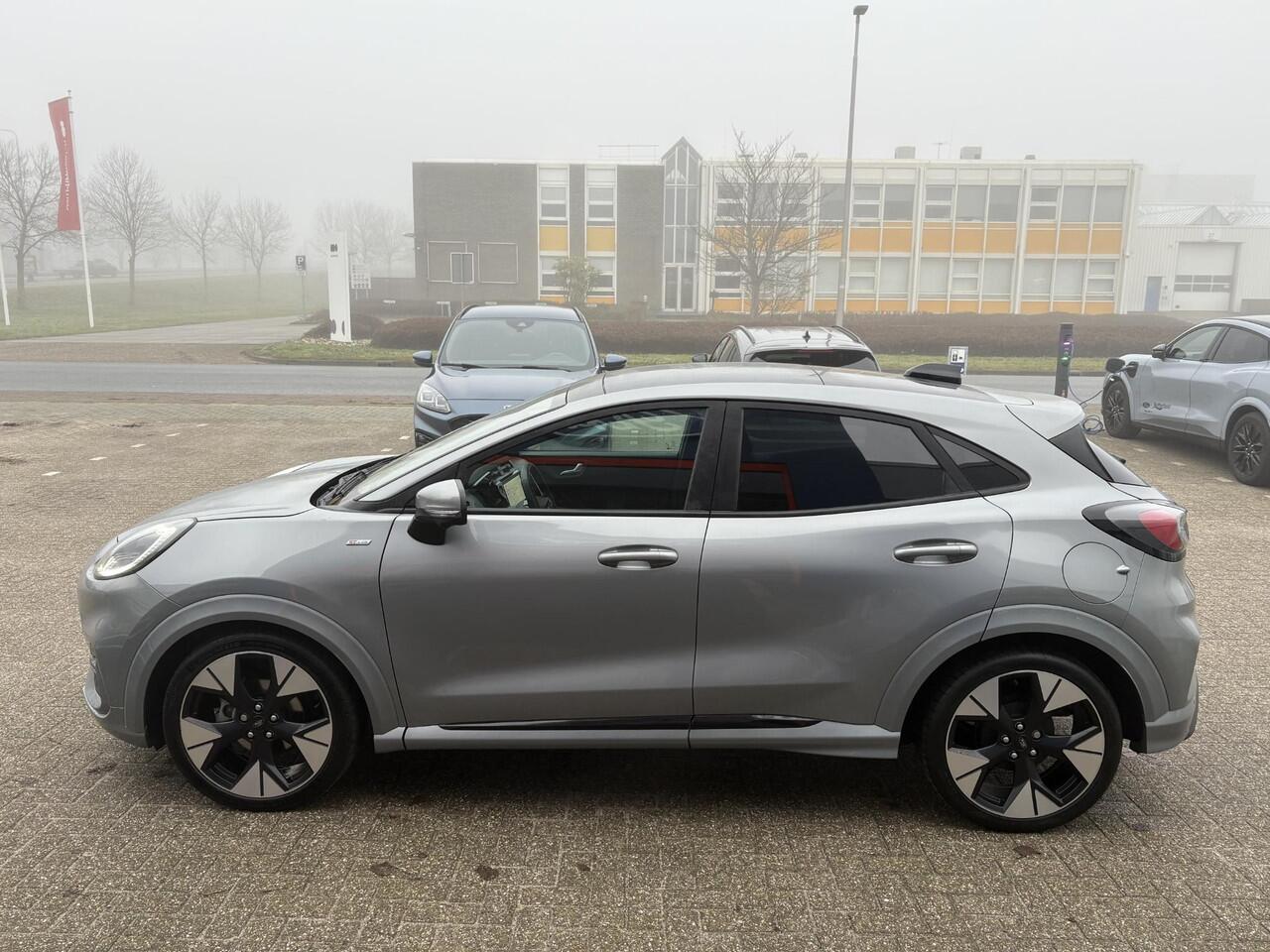 Ford PUMA 1.0 EcoBoost Hybrid ST-Line 125pk | Winterpack | Driver Assistance Pack | Trekhaak afneembaar | Panorama dak | Matrix Led | 19 inch licht metaal | Reserve wiel | Comfort Pack