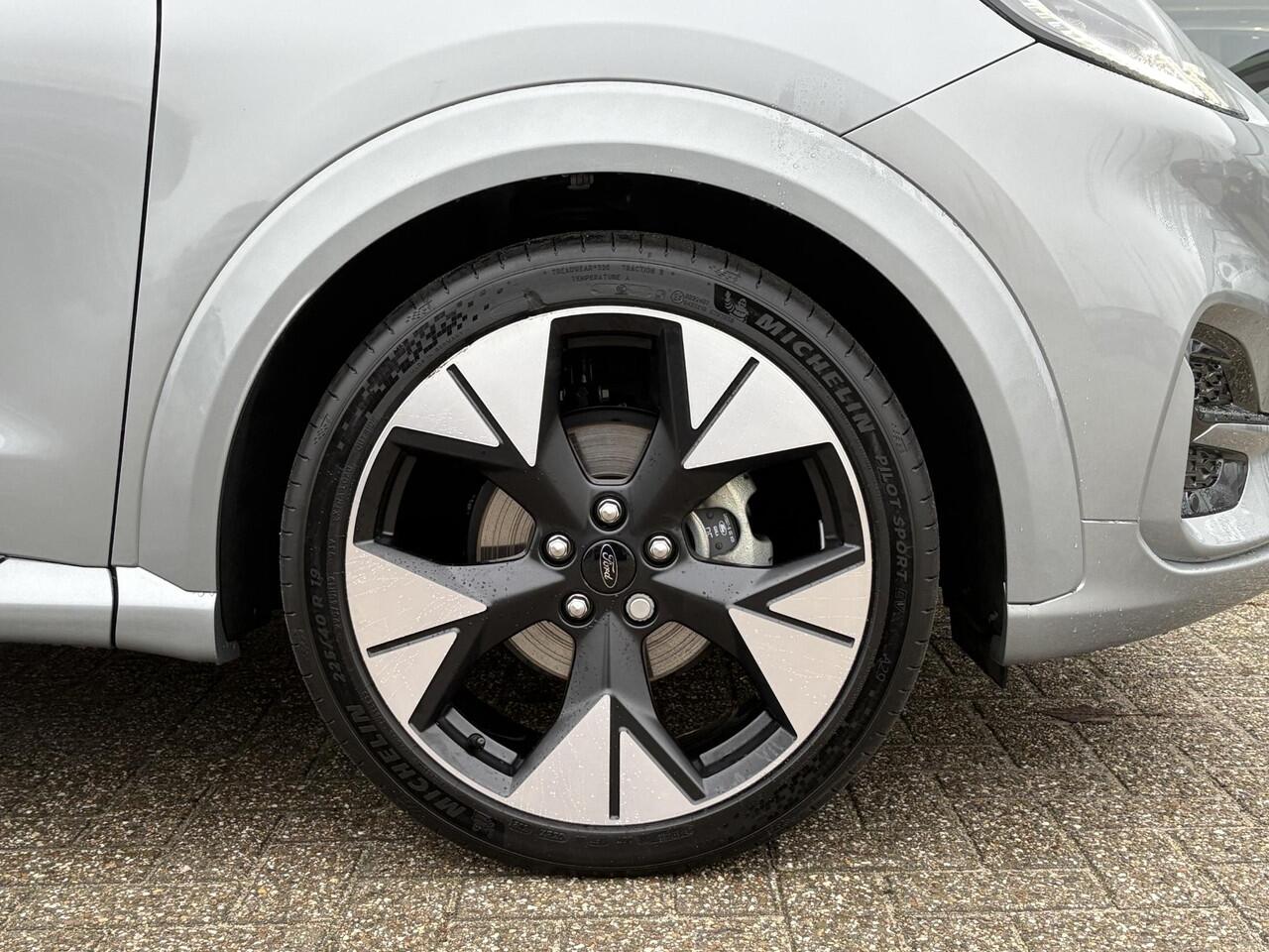 Ford PUMA 1.0 EcoBoost Hybrid ST-Line 125pk | Winterpack | Driver Assistance Pack | Trekhaak afneembaar | Panorama dak | Matrix Led | 19 inch licht metaal | Reserve wiel | Comfort Pack