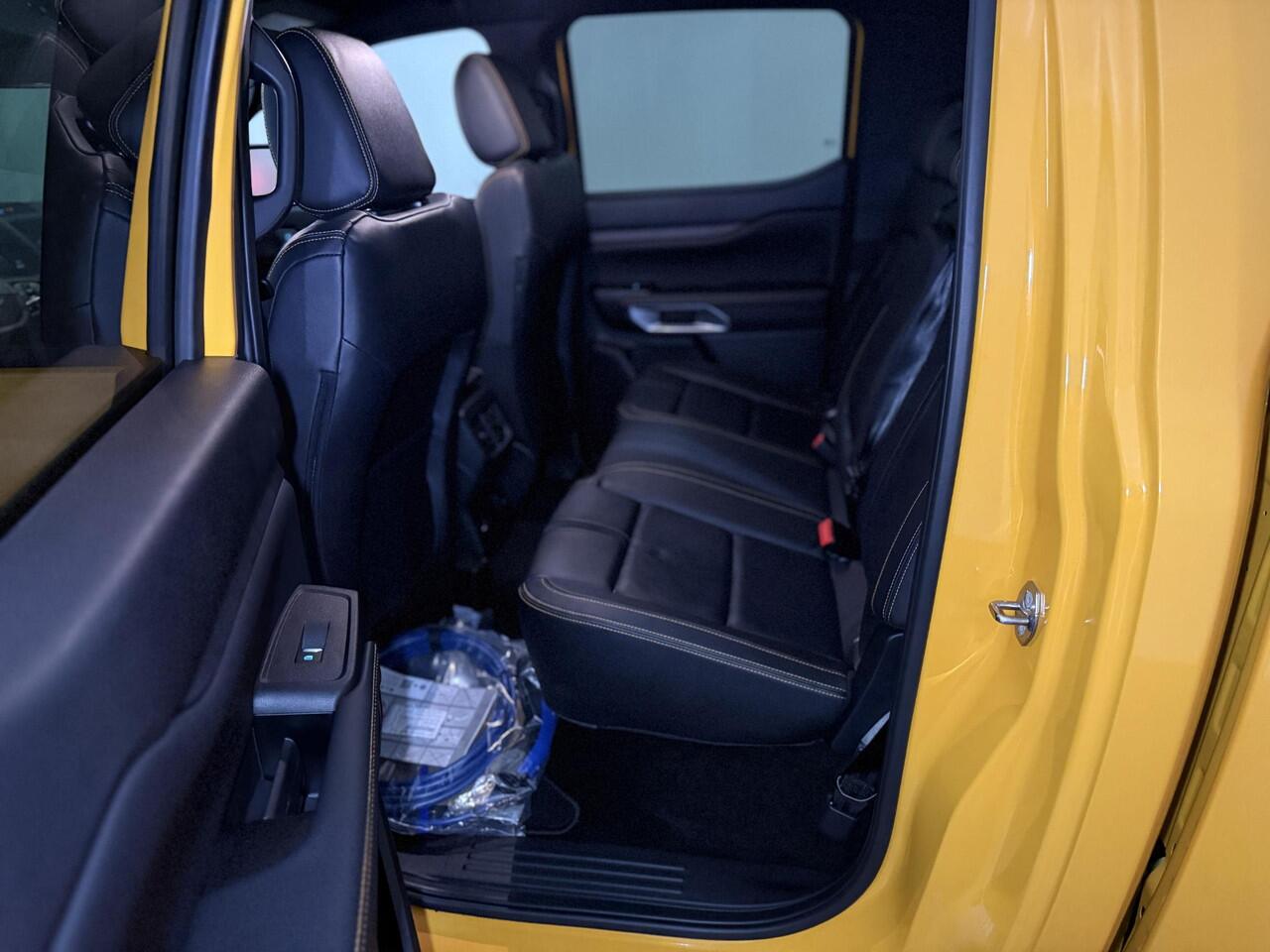 Ford RANGER Wildtrak Double Cab PHEV met o.a. een Elektrisch bedienbare rollertop, Trekhaak, Adaptieve cruise control, Dodehoekdetectie en een Achteruitrijcamera