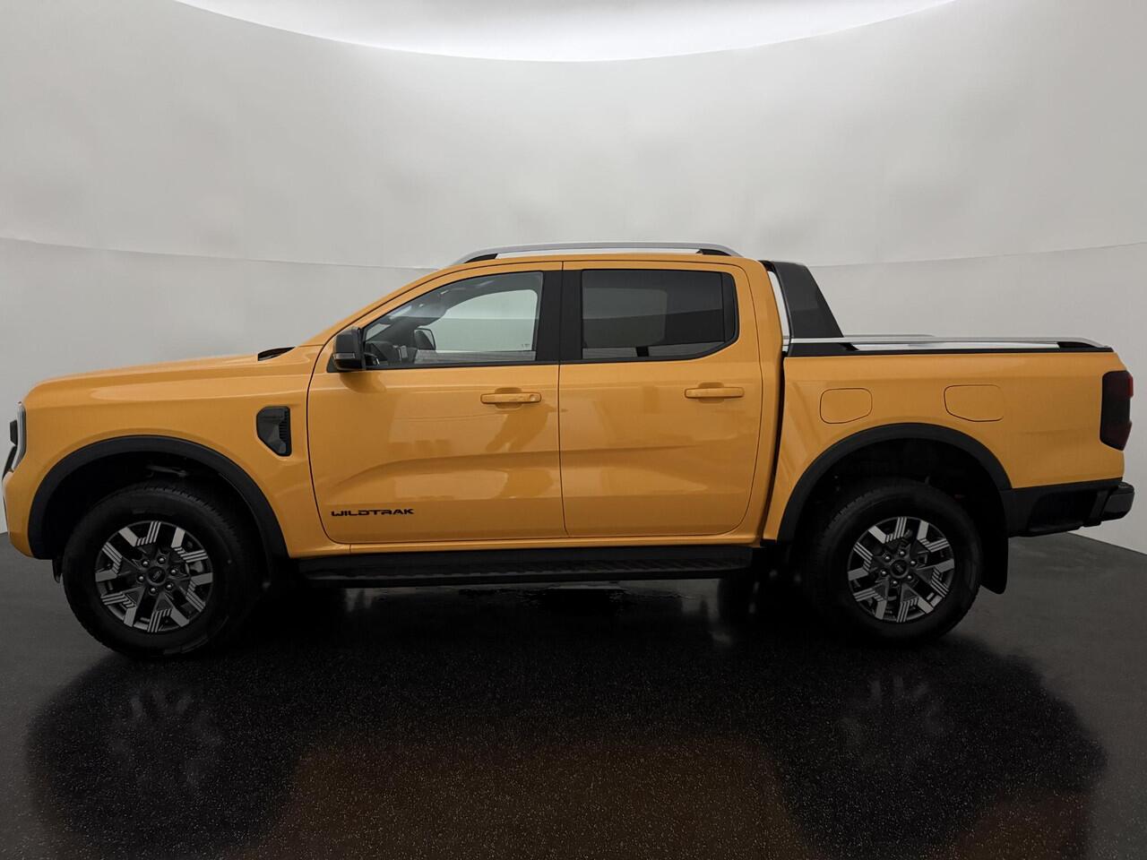 Ford RANGER Wildtrak Double Cab PHEV met o.a. een Elektrisch bedienbare rollertop, Trekhaak, Adaptieve cruise control, Dodehoekdetectie en een Achteruitrijcamera