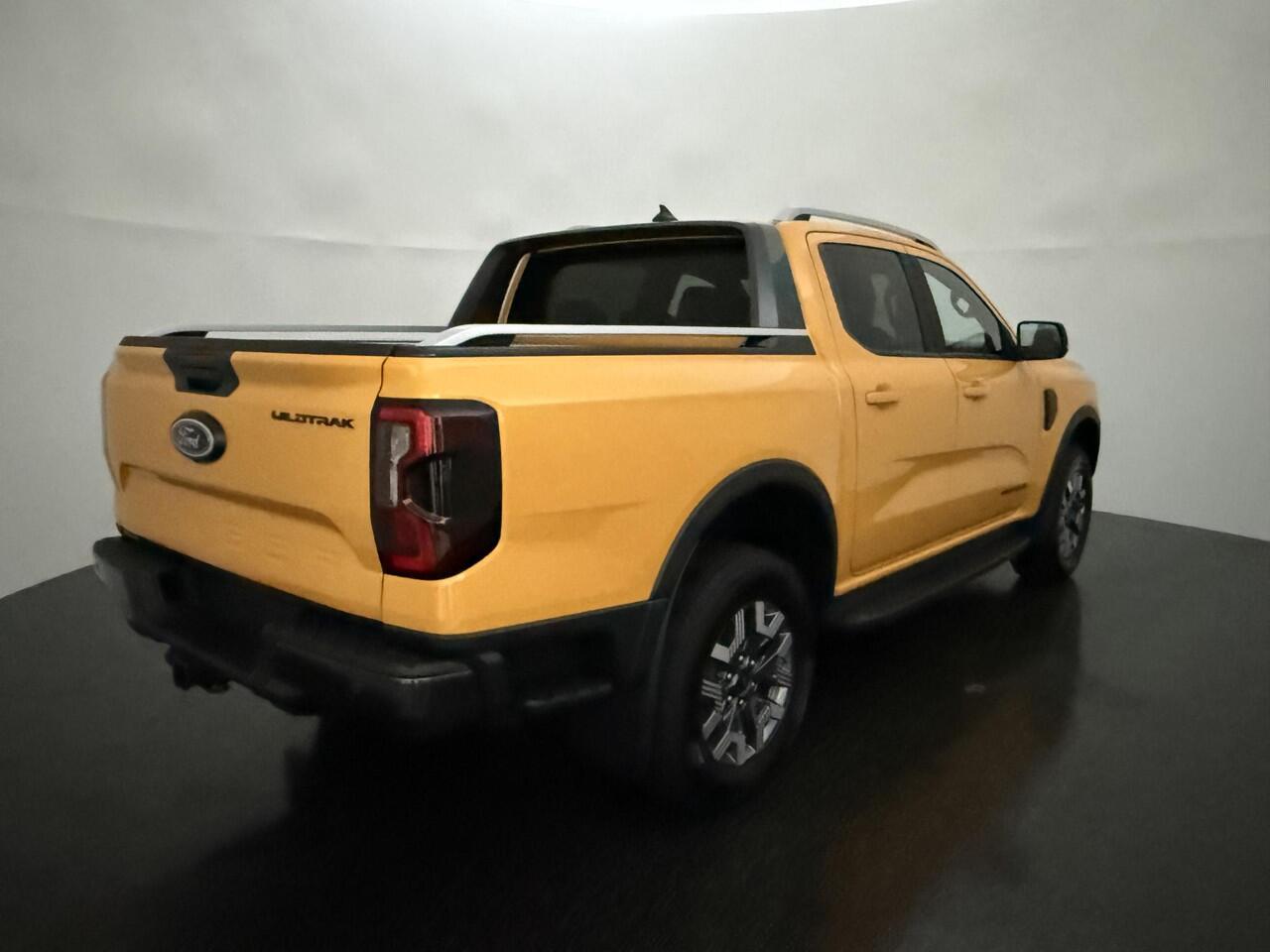 Ford RANGER Wildtrak Double Cab PHEV met o.a. een Elektrisch bedienbare rollertop, Trekhaak, Adaptieve cruise control, Dodehoekdetectie en een Achteruitrijcamera