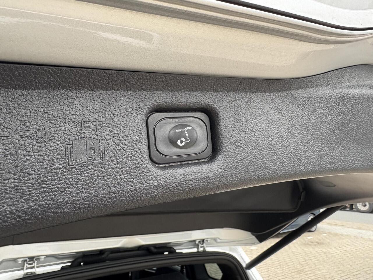 Ford S-MAX 2.0 Ecoblue Bi-Turbo ST-Line 240pk | Panoramadak | Full LED | Adaptieve Cruise | Stoelverwarming | Trekhaak | Voorruit verwarming |