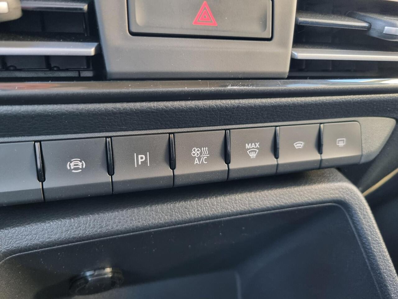 Ford TOURNEO CONNECT 1.5 Active NAVI / CRUISE / PDC / AIRCO ECC