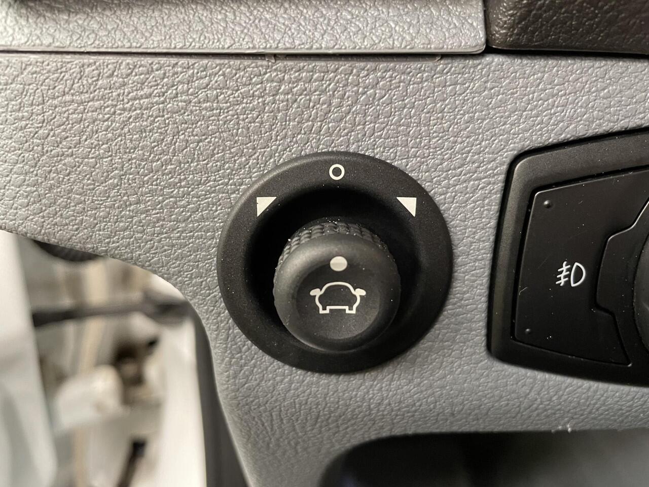 Ford TRANSIT 350 2.0 TDCI 130pk L2H2 Trend Imperiaal + ladder Navigatie Camera Parkeersensoren Cruise Control Stoelverwarming Airco Ingebouwde kasten Houten laadvloer