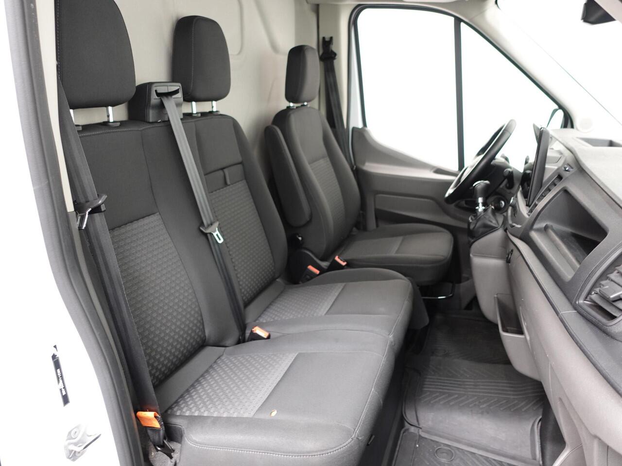 Ford TRANSIT 310 105PK L3H2 Trend Imperiaal Navigatie Airco Parkeersensoren Bluetooth 3Zits Trekhaak Camera