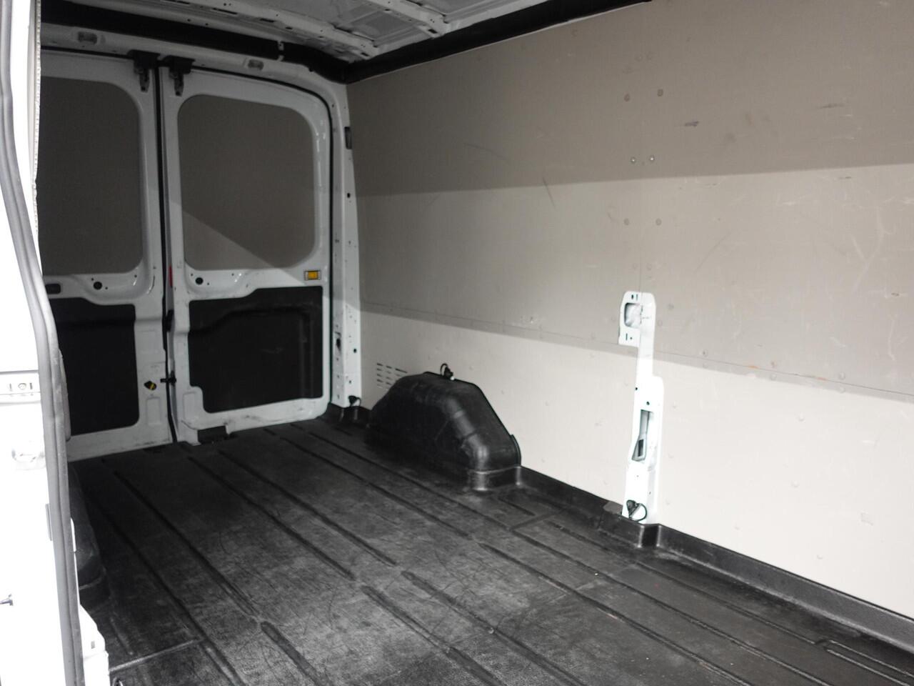 Ford TRANSIT 310 105PK L3H2 Trend Imperiaal Navigatie Airco Parkeersensoren Bluetooth 3Zits Trekhaak Camera