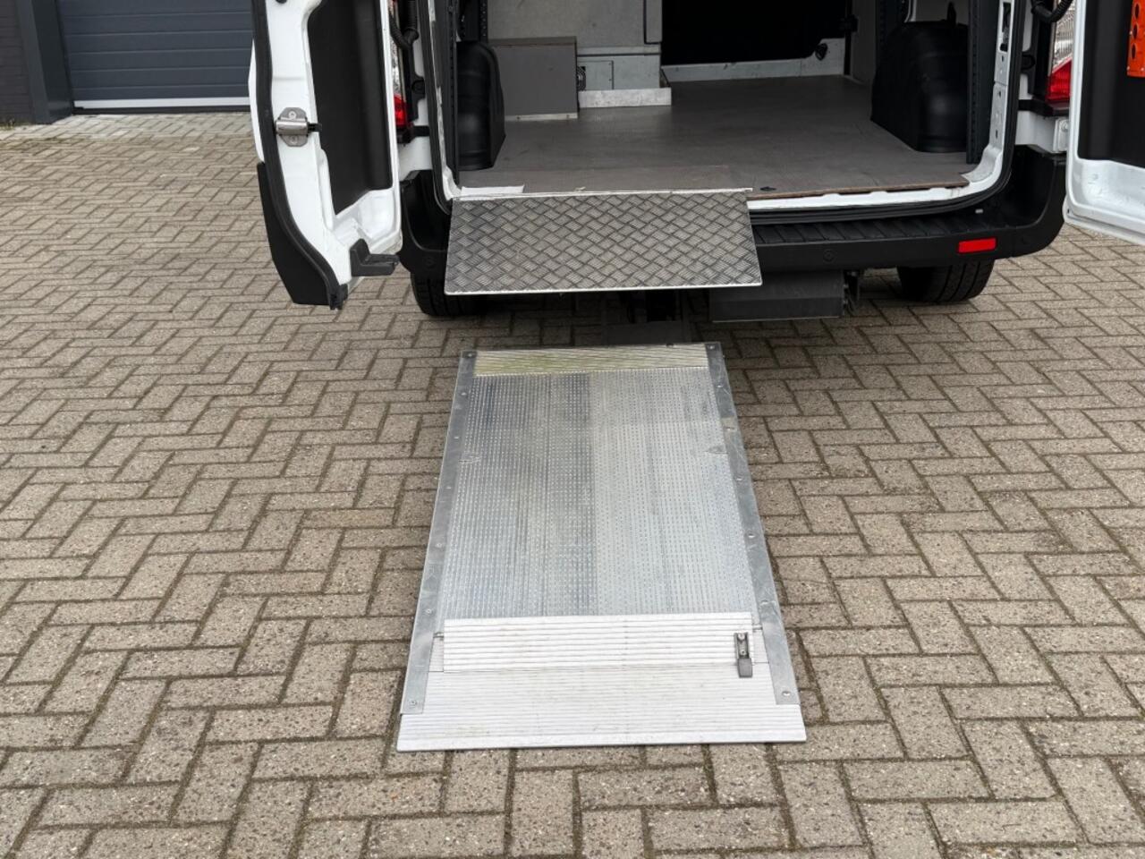 Ford TRANSIT 350 2.0 TDCi 130PK L2H2 / Laadlift / Koeling / NL Auto NAP / Zonnepanelen / Navi / Koelwagen / Laadklep