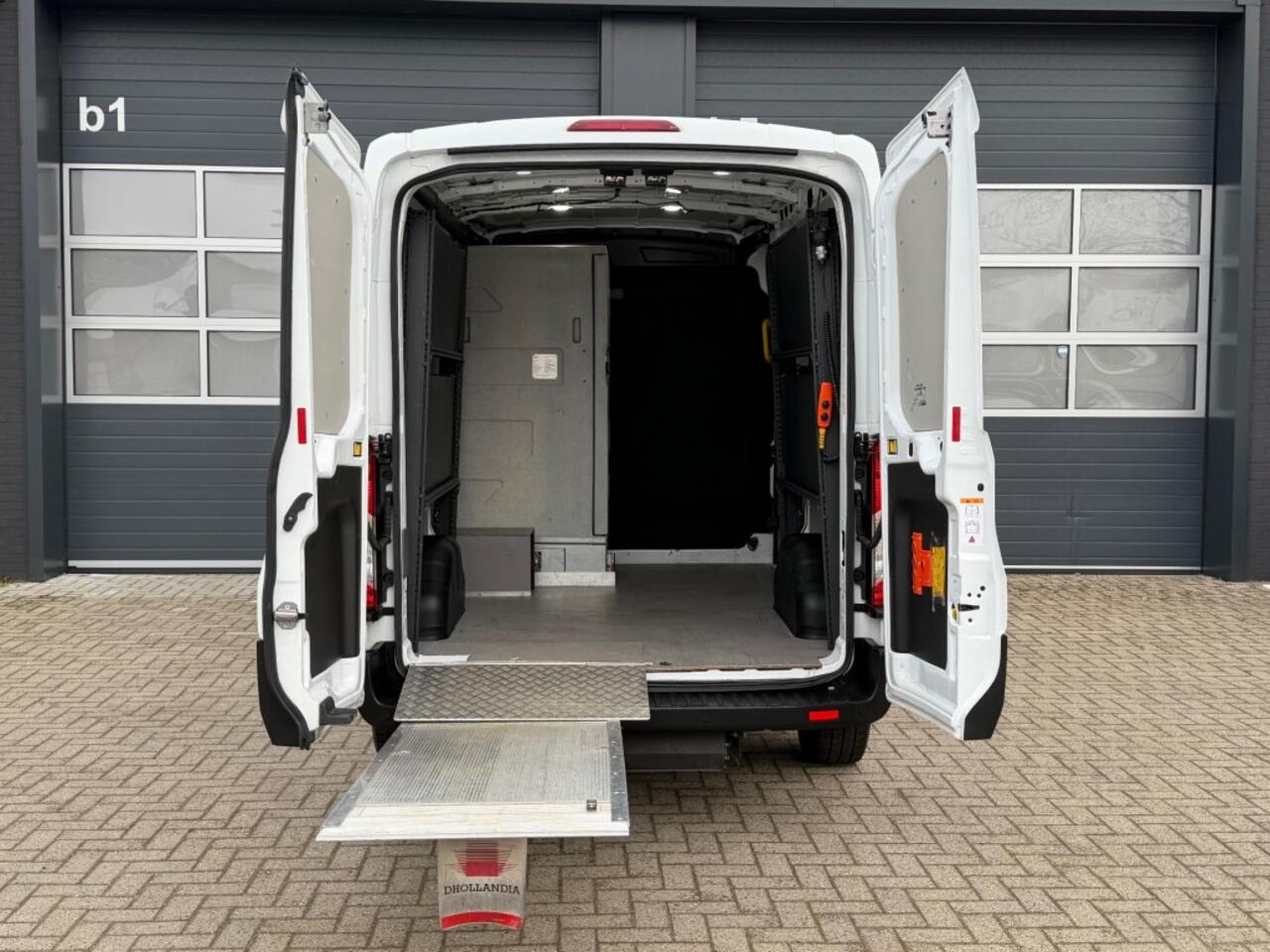 Ford TRANSIT 350 2.0 TDCi 130PK L2H2 / Laadlift / Koeling / NL Auto NAP / Zonnepanelen / Navi / Koelwagen / Laadklep