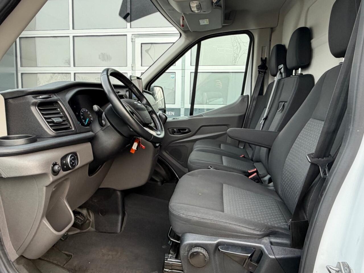 Ford TRANSIT 350 2.0 TDCi 130PK L2H2 / Laadlift / Koeling / NL Auto NAP / Zonnepanelen / Navi / Koelwagen / Laadklep