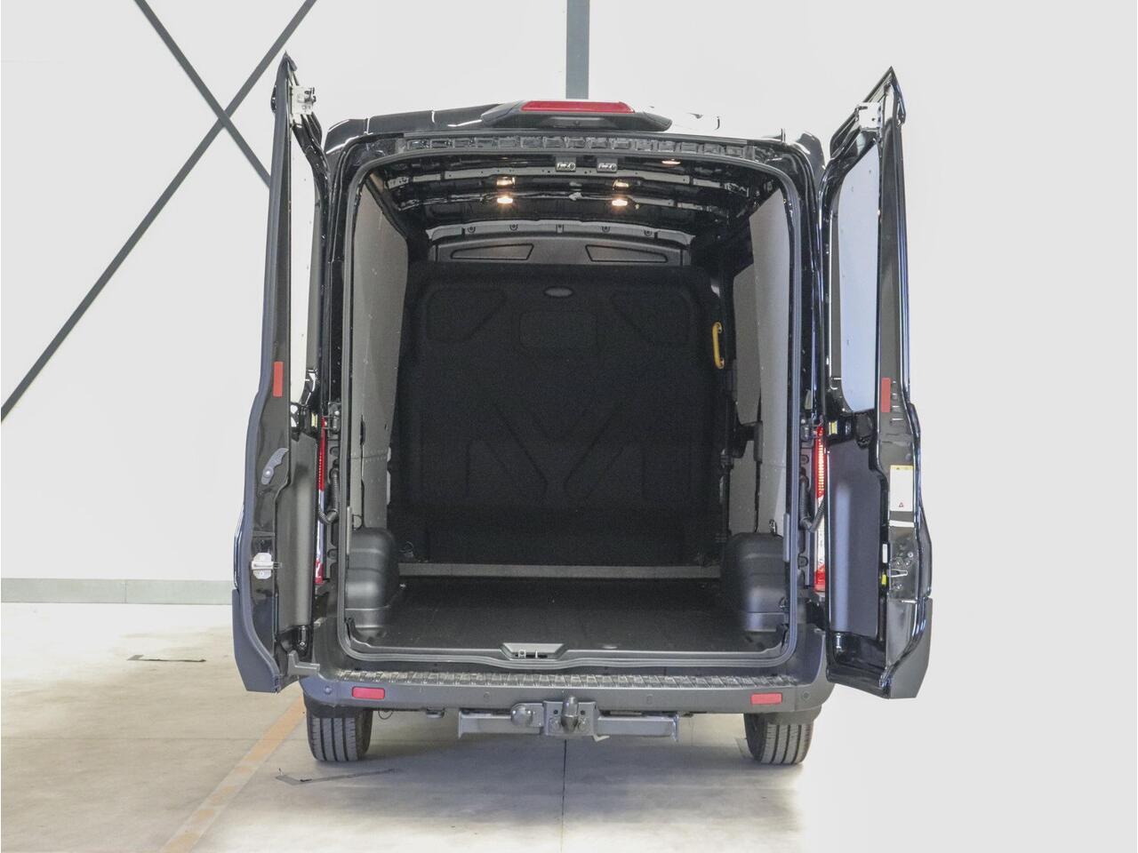 Ford TRANSIT 130pk L2H2 Automaat Trekhaak Airco 360°Camera DAB+