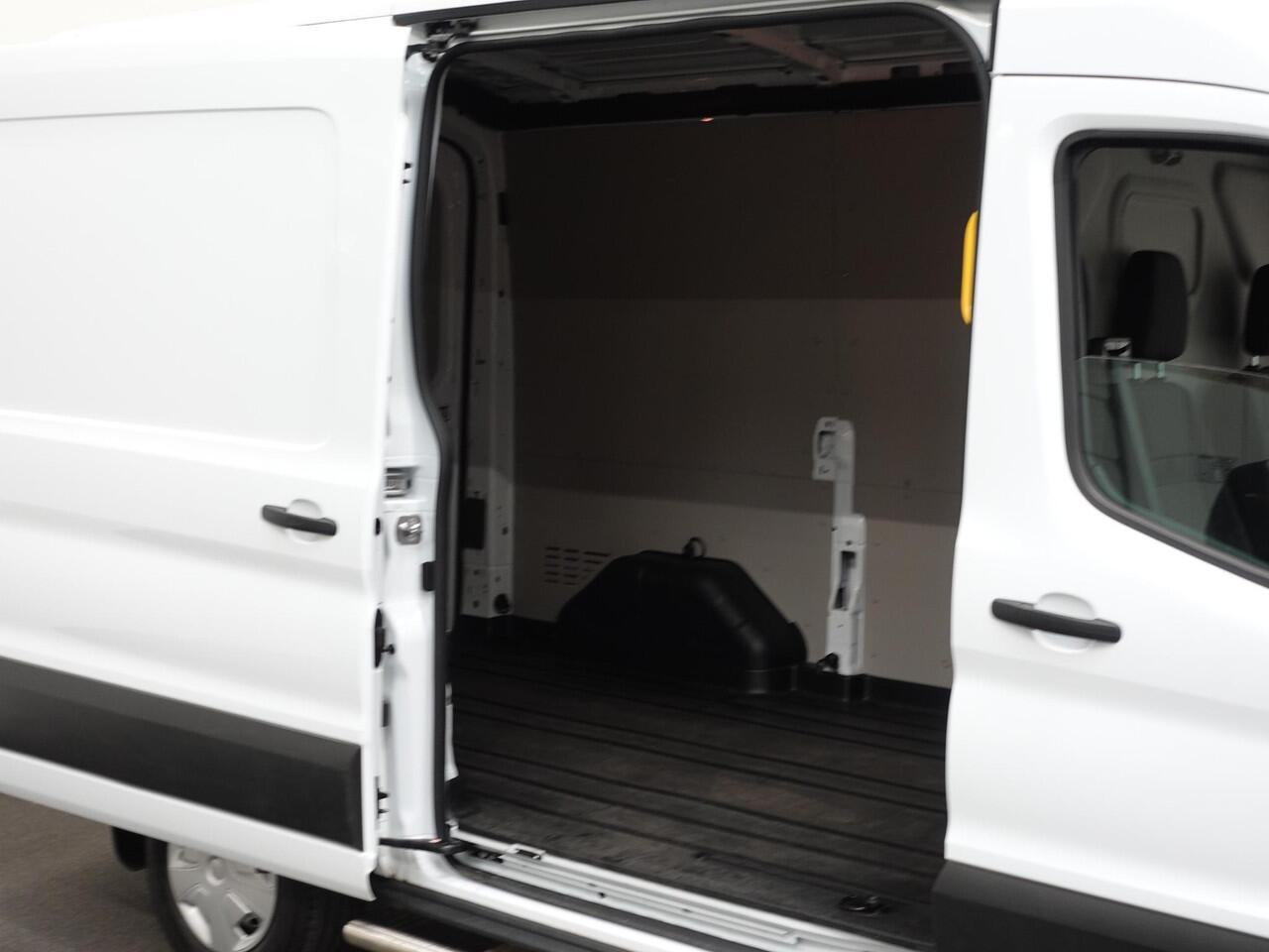 Ford TRANSIT 105pk 2.0 L2H2 Trend Airco Trekhaak Navi Cruise Airco Navi Cruise Control Trekhaak