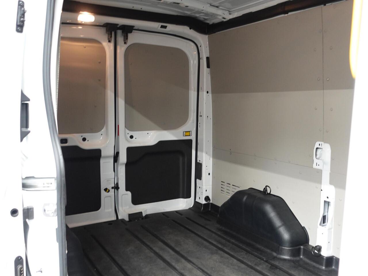 Ford TRANSIT 105pk 2.0 L2H2 Trend Airco Trekhaak Navi Cruise Airco Navi Cruise Control Trekhaak