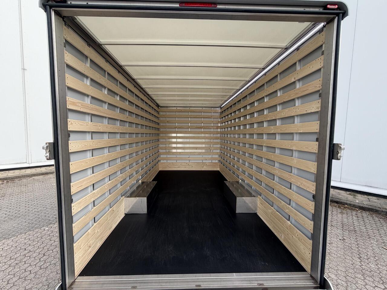 Ford TRANSIT 350 2.0 TDCI L4H1 Trend Skeletal | Uit voorraad leverbaar | Karhof Gesloten bak + Overloopklep Kenteken 2024 | Bluetooth | Cruise Control | Voorruitverwarming | Laadvermogen 1200KG + |