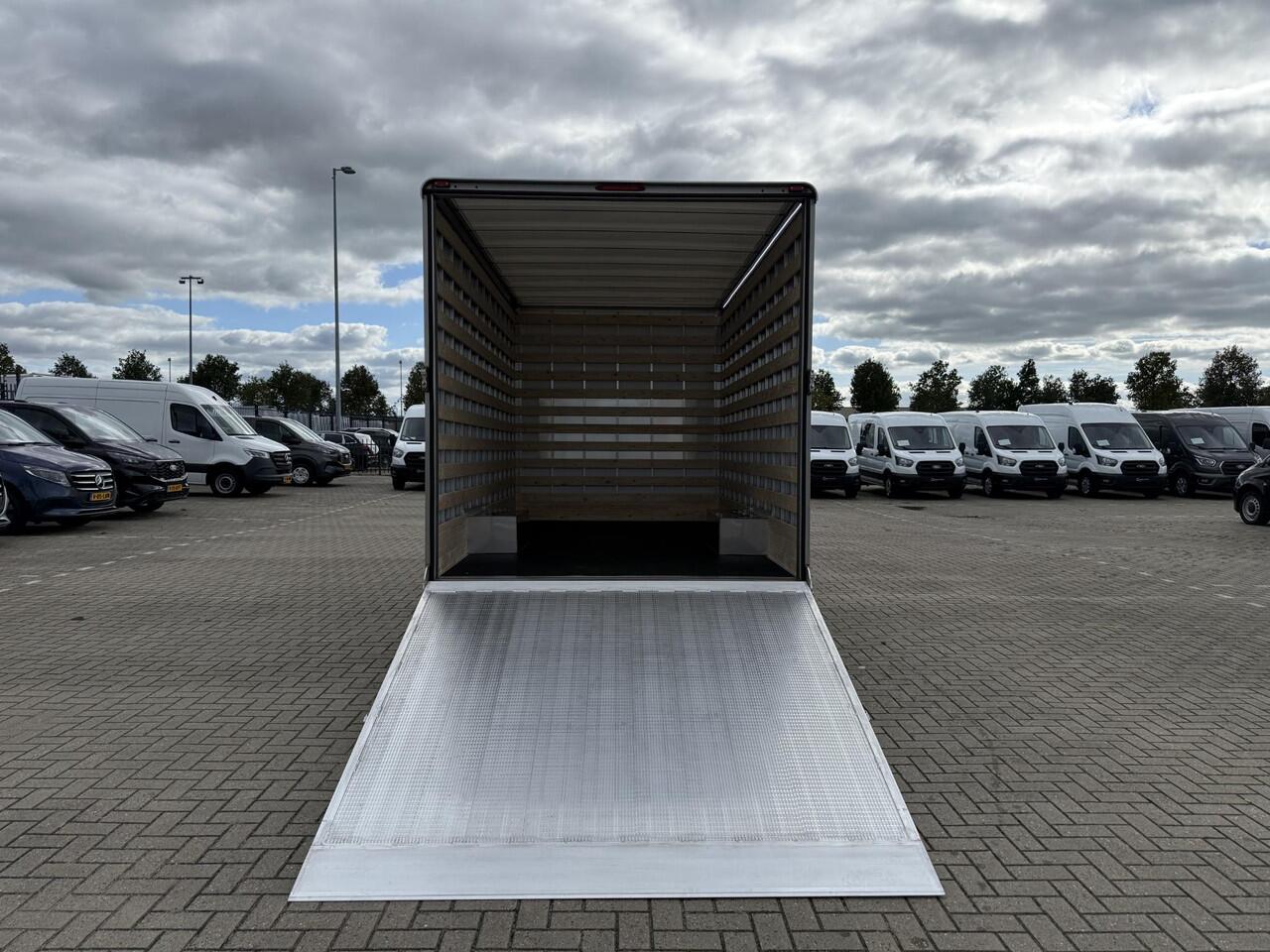 Ford TRANSIT 350 2.0 TDCI | L4 H1 | TREND BAKWAGEN | KARHOF GESLOTEN BAK INCL. OVERLOOP KLEP | UIT VOORRAAD LEVERBAAR | KENTEKEN 2024 | 170 PK | AIRCO | CRUISE CONTROL | DAB+ | LANE-ASSIT | 3-ZITS