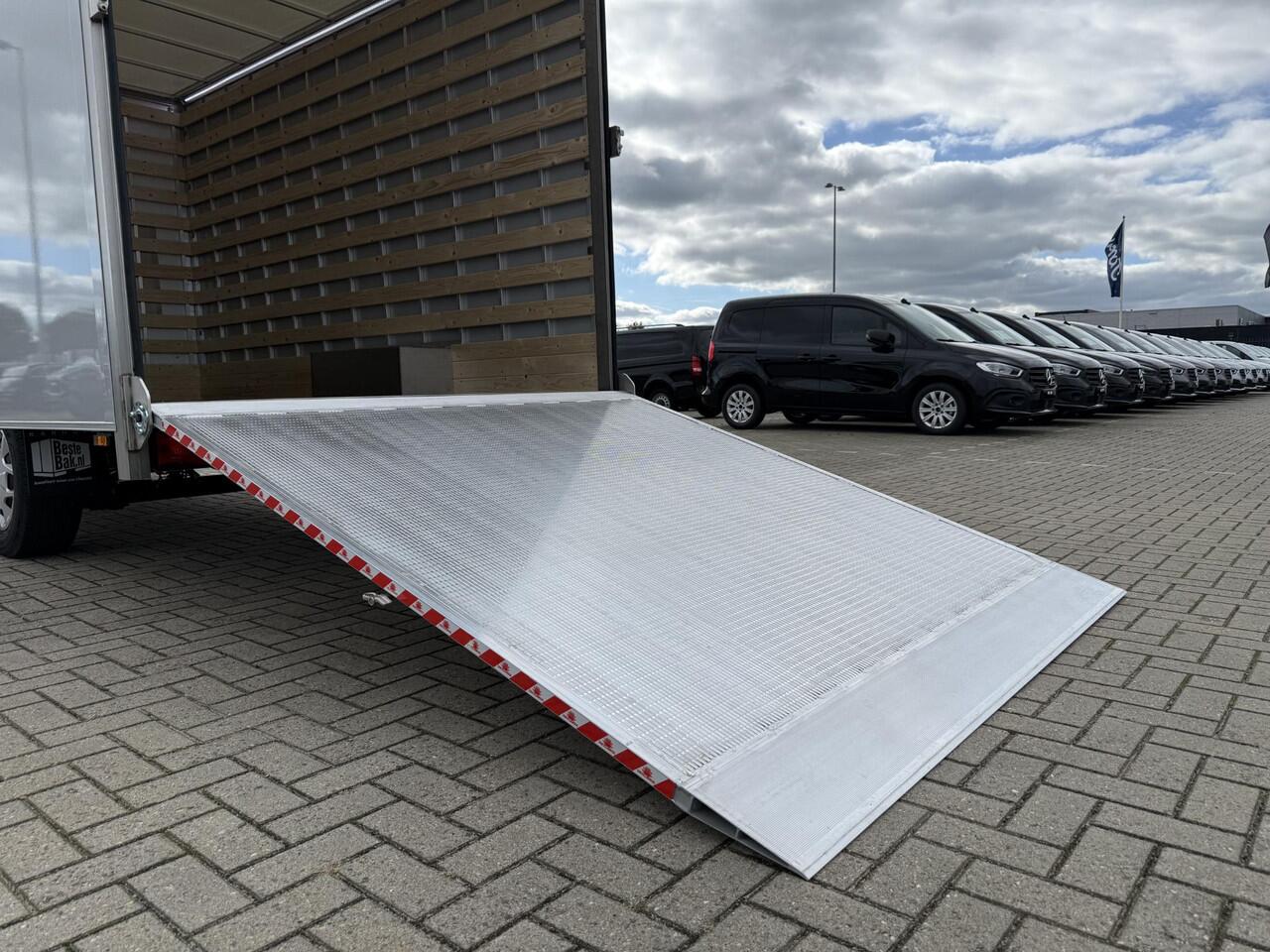 Ford TRANSIT 350 2.0 TDCI | L4 H1 | TREND BAKWAGEN | KARHOF GESLOTEN BAK INCL. OVERLOOP KLEP | UIT VOORRAAD LEVERBAAR | KENTEKEN 2024 | 170 PK | AIRCO | CRUISE CONTROL | DAB+ | LANE-ASSIT | 3-ZITS