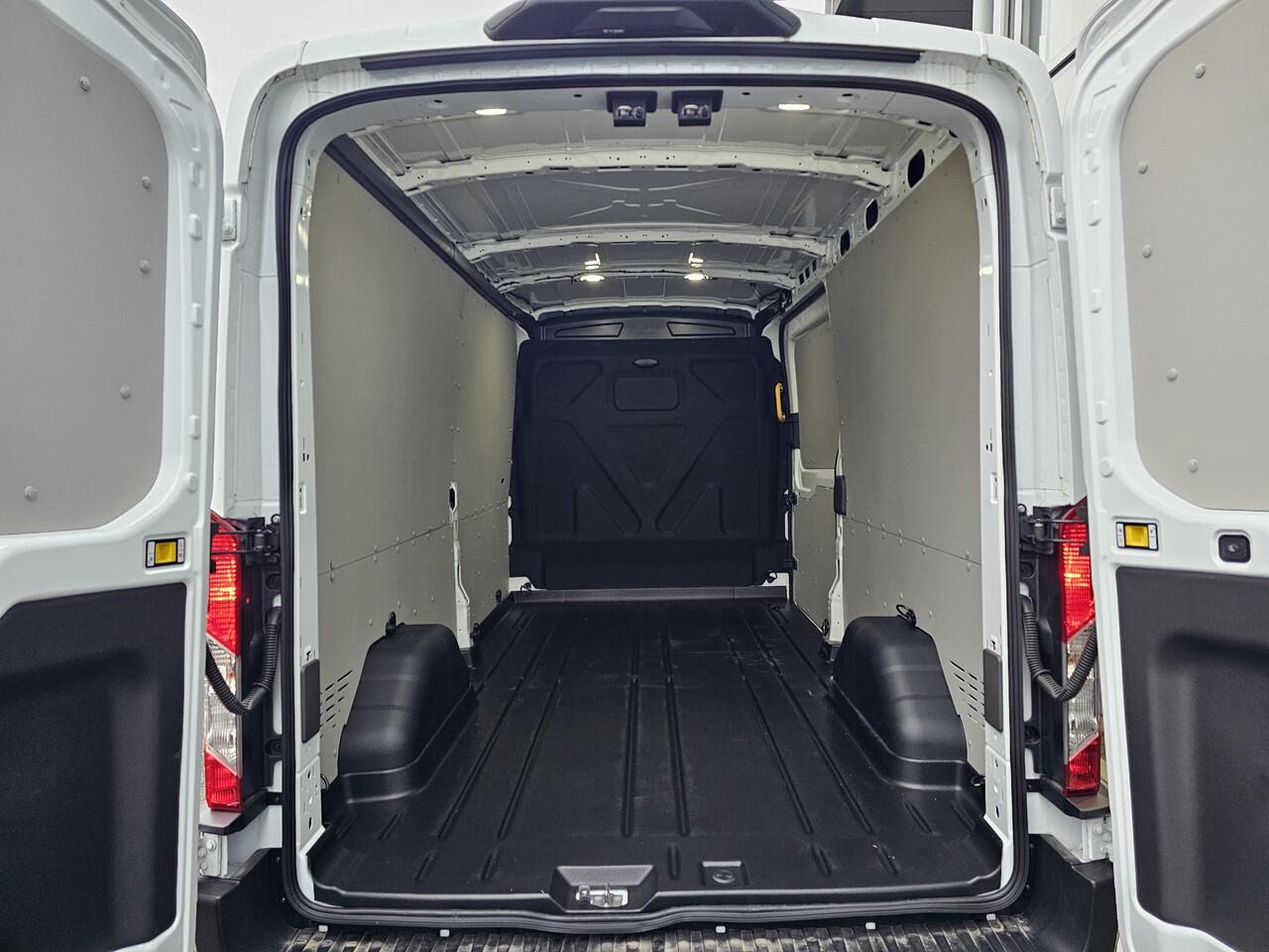 Ford TRANSIT 350 2.0 TDCI L3H2 Trend 130pk | Safety en Comfort pack | Trekhaak | SYNC 4 Navigatie