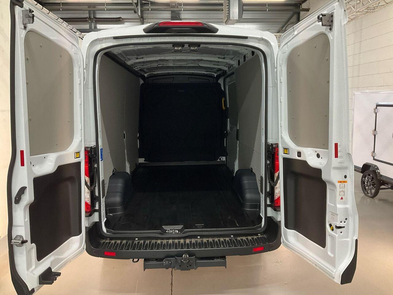 Ford TRANSIT 350 2.0 TDCI L3H2 Trend 130pk | Zuid | Safety en Comfort pack | Trekhaak | SYNC 4 Navigatie