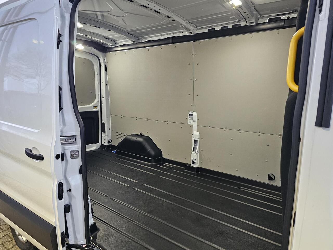 Ford TRANSIT 350 2.0 TDCI L3H2 Trend 130pk | Safety Comfort-pakket | Navigatie Pack | Trekhaak |