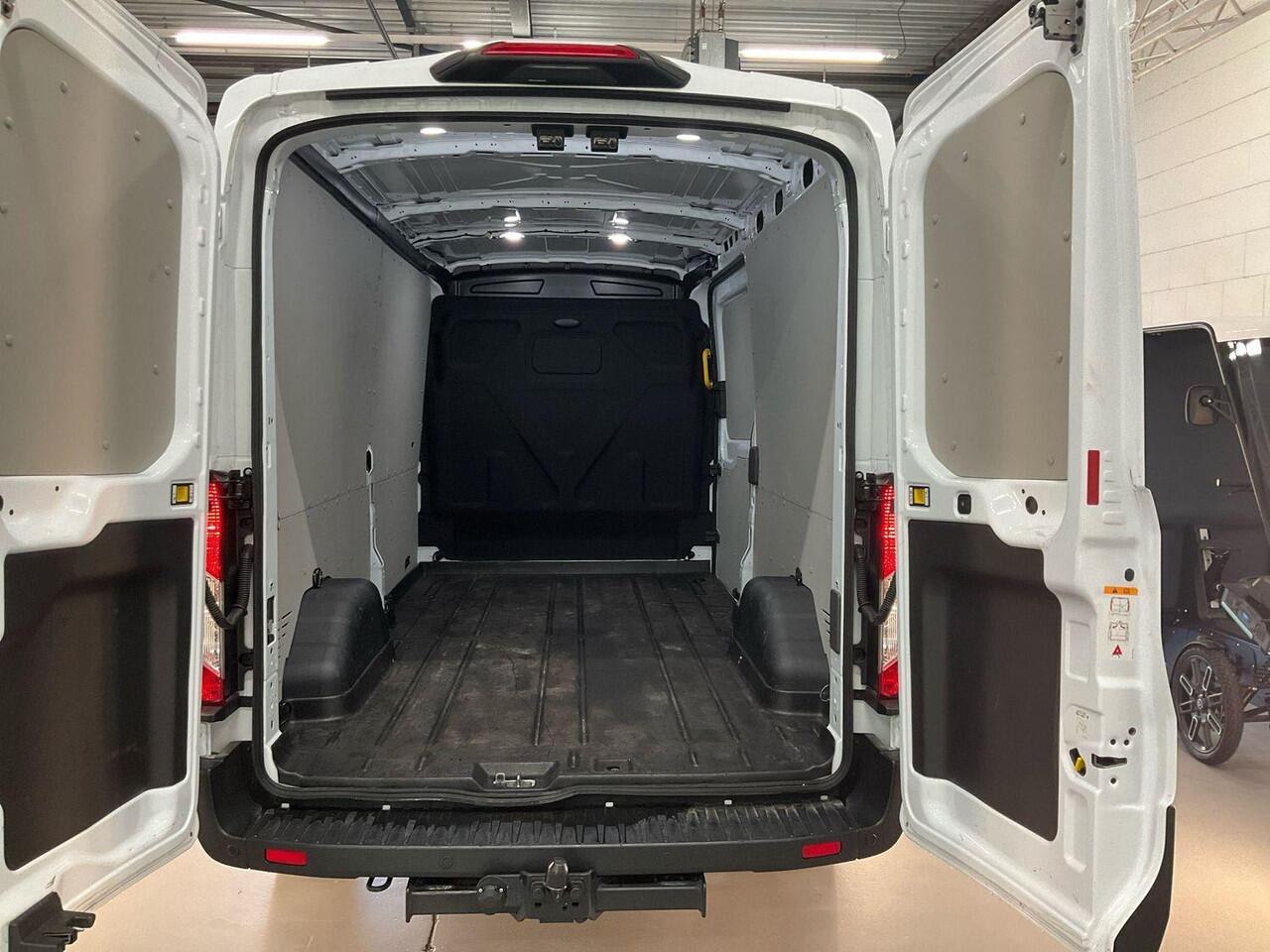 Ford TRANSIT 350 2.0 TDCI L3H2 Trend 130pk | Safety Comfort-pakket | Navigatie Pack | Trekhaak | Adaptieve Cruise | BLIS