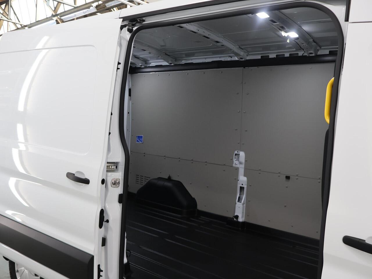 Ford TRANSIT 350 | 2.0 TDCI | L3 H2 | TREND | TREKHAAK 2500 KG AHW | CLIMATE CONTROL | NAVIGATIE | PARKEERSENSOREN V+A | CRUISE CONTROL | BIJRIJDERSBANK | LAADRUIMTE PAKKET | APPLE CARPLAY / ANDROID AUTO | STOEVERWARMING
