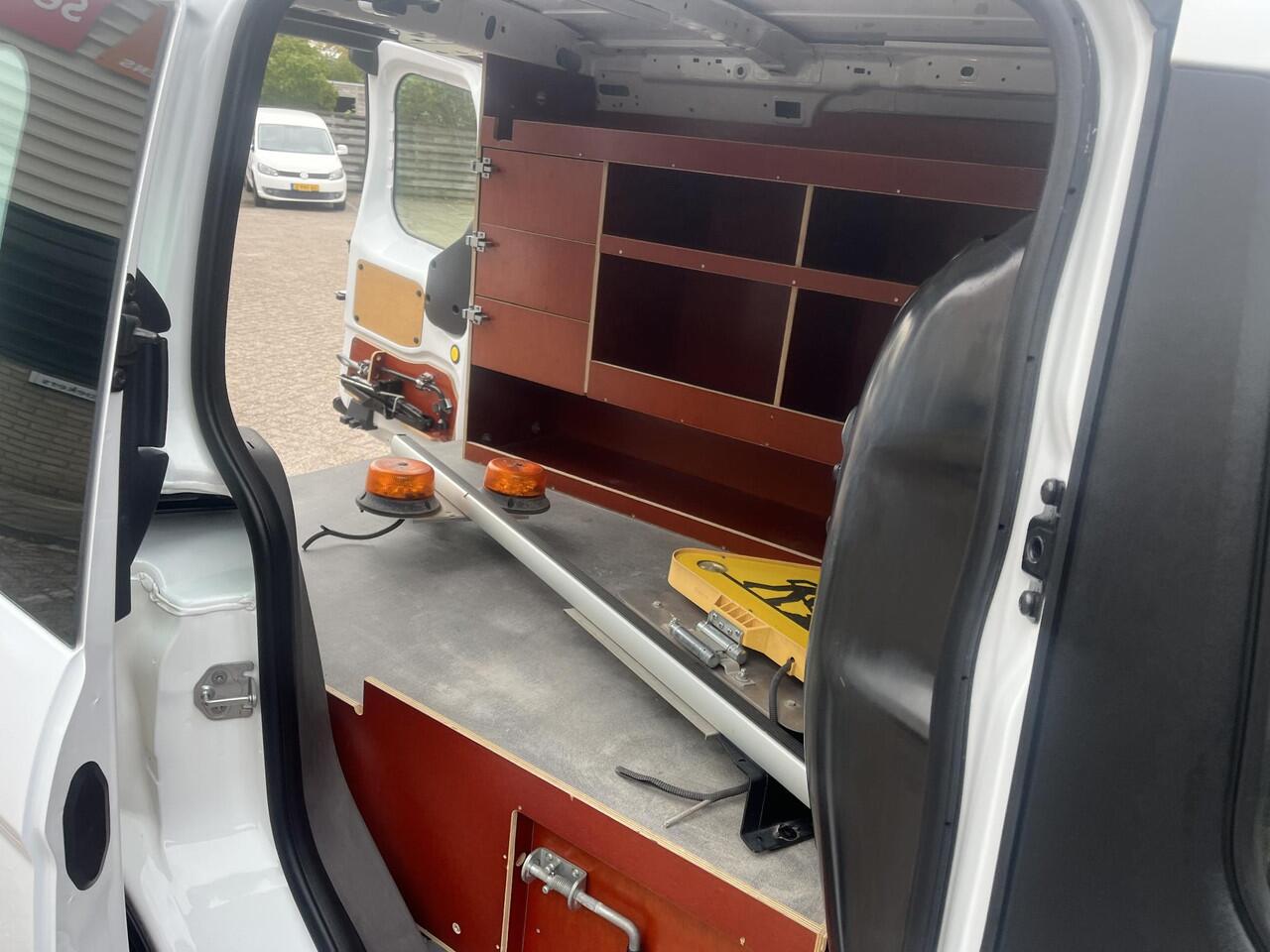 Ford TRANSIT CONNECT 1.0 Ecoboost L1 Trend Airco. navi. A- camera, PDC. Erg goed onderhouden. zuinige benzine motor, uitneembare betimmering.