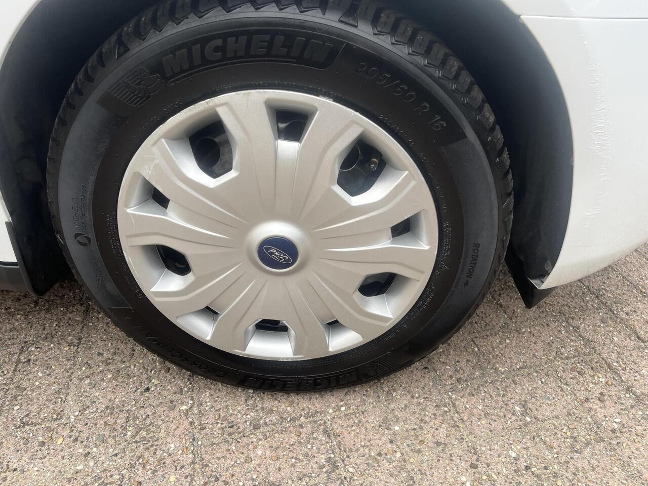 Ford TRANSIT CONNECT 1.0 Ecoboost L1 Trend Airco. navi. A- camera, PDC. Erg goed onderhouden. zuinige benzine motor, uitneembare betimmering.