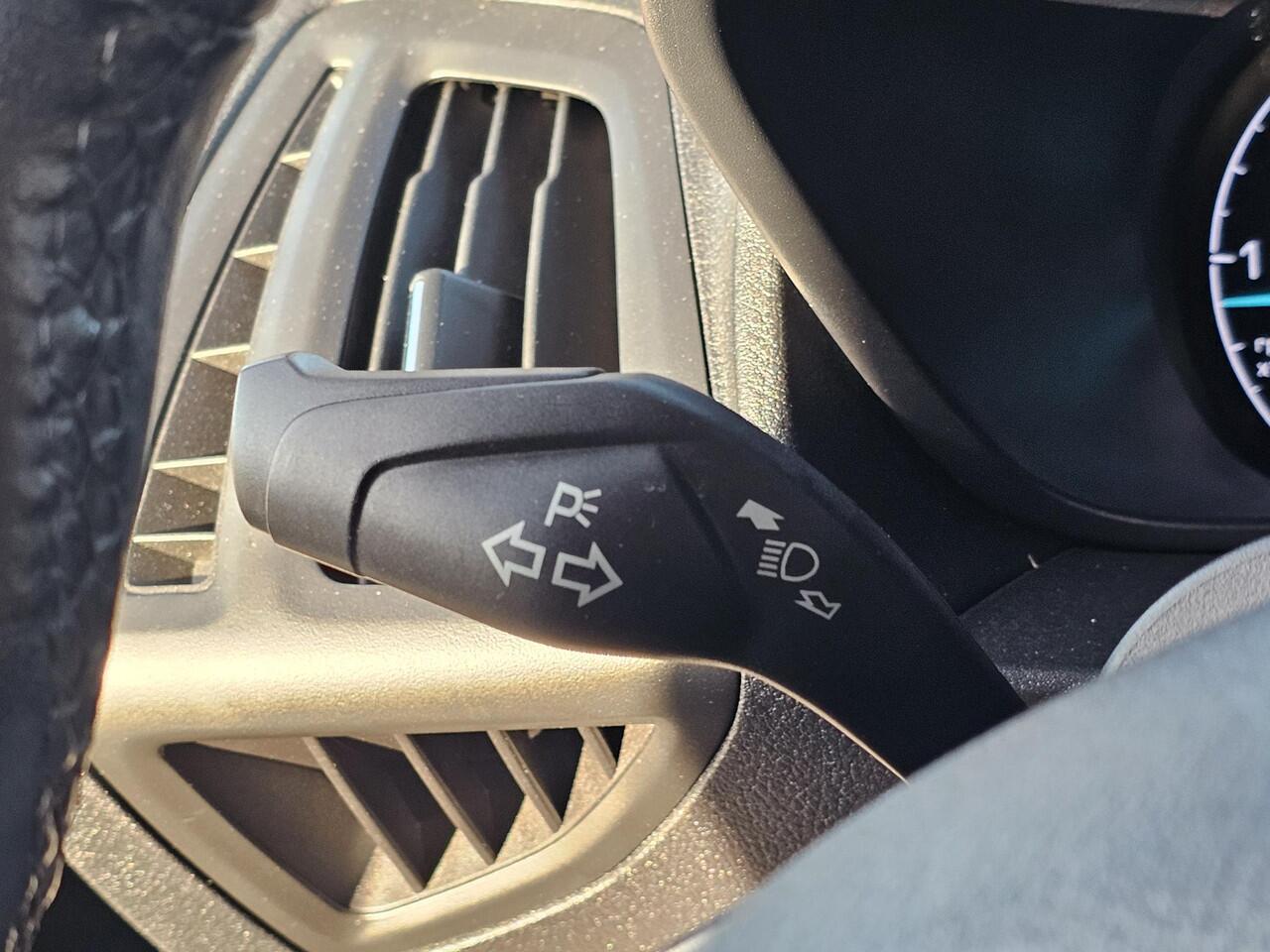 Ford TRANSIT CONNECT 1.5 EcoBlue L2 Trend Trekhaak | Imperiaal | Navigatie | Cruise control | App-voorbereiding | Multifunctioneel stuurwiel etc.