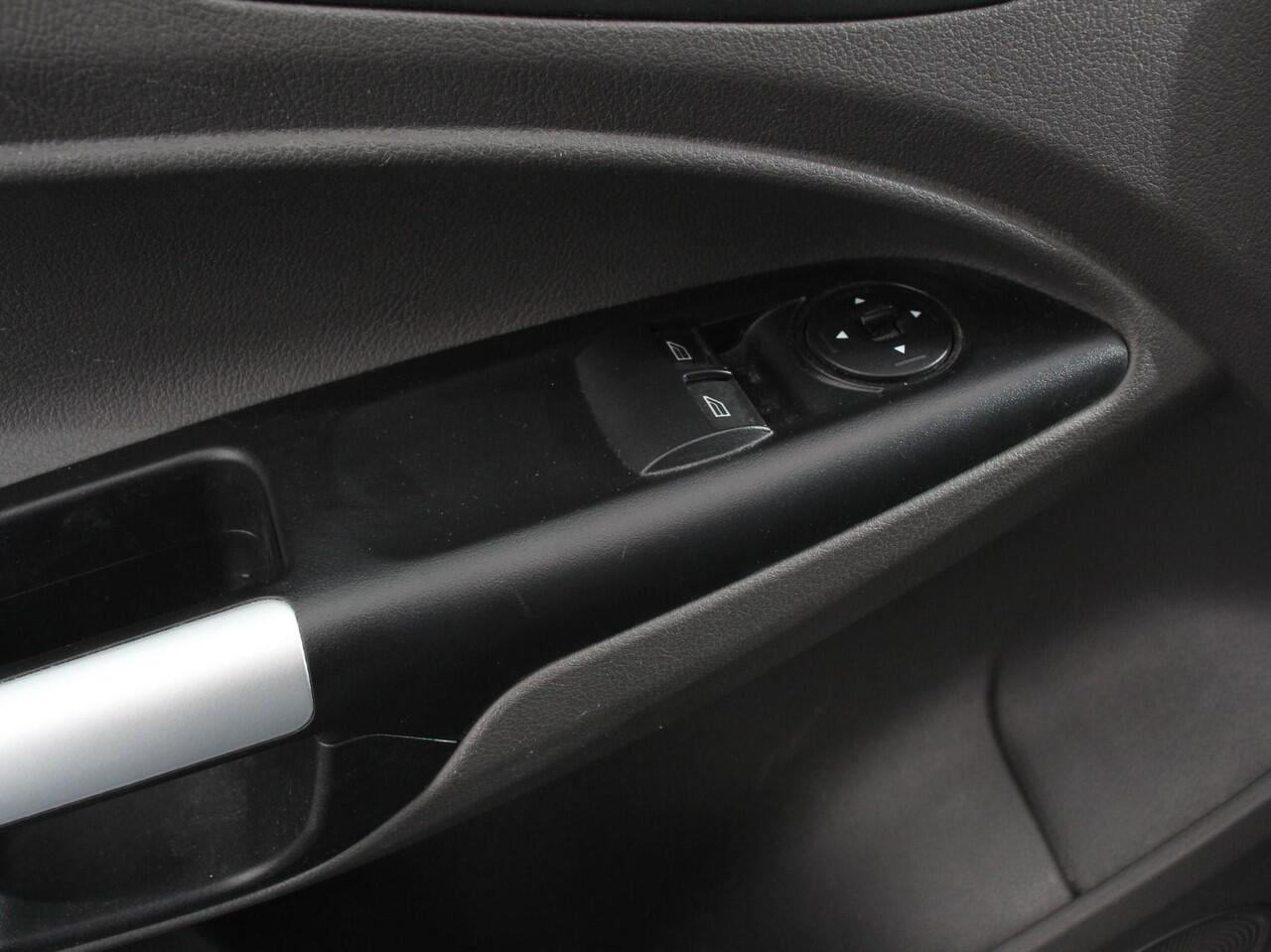 Ford TRANSIT CONNECT 100pk Automaat L2 Trend | Navigatie | Camera | Imperiaal met ladder rol | Cruise control | Trekhaak | 3-Zits | Airco | DAB+ | Euro6