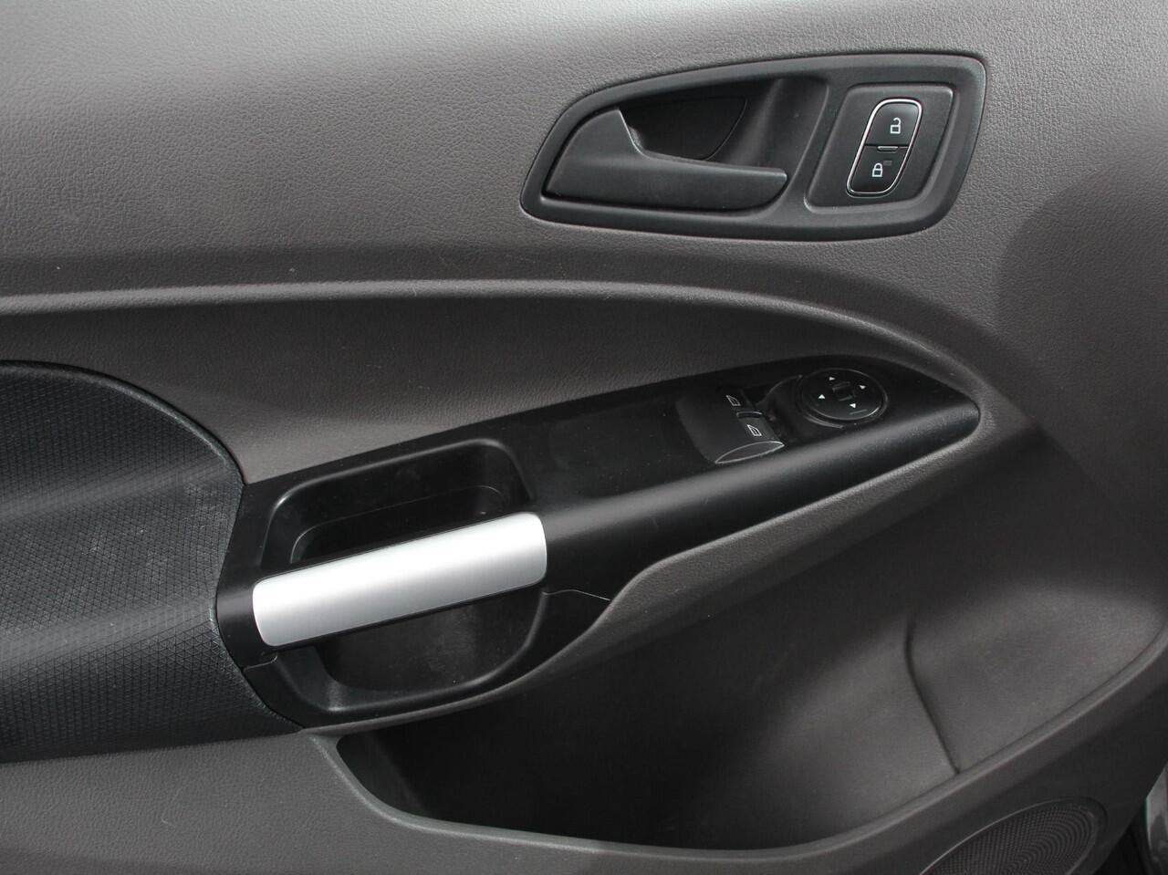 Ford TRANSIT CONNECT 100pk Automaat L2 Trend | Navigatie | Camera | Imperiaal met ladder rol | Cruise control | Trekhaak | 3-Zits | Airco | DAB+ | Euro6
