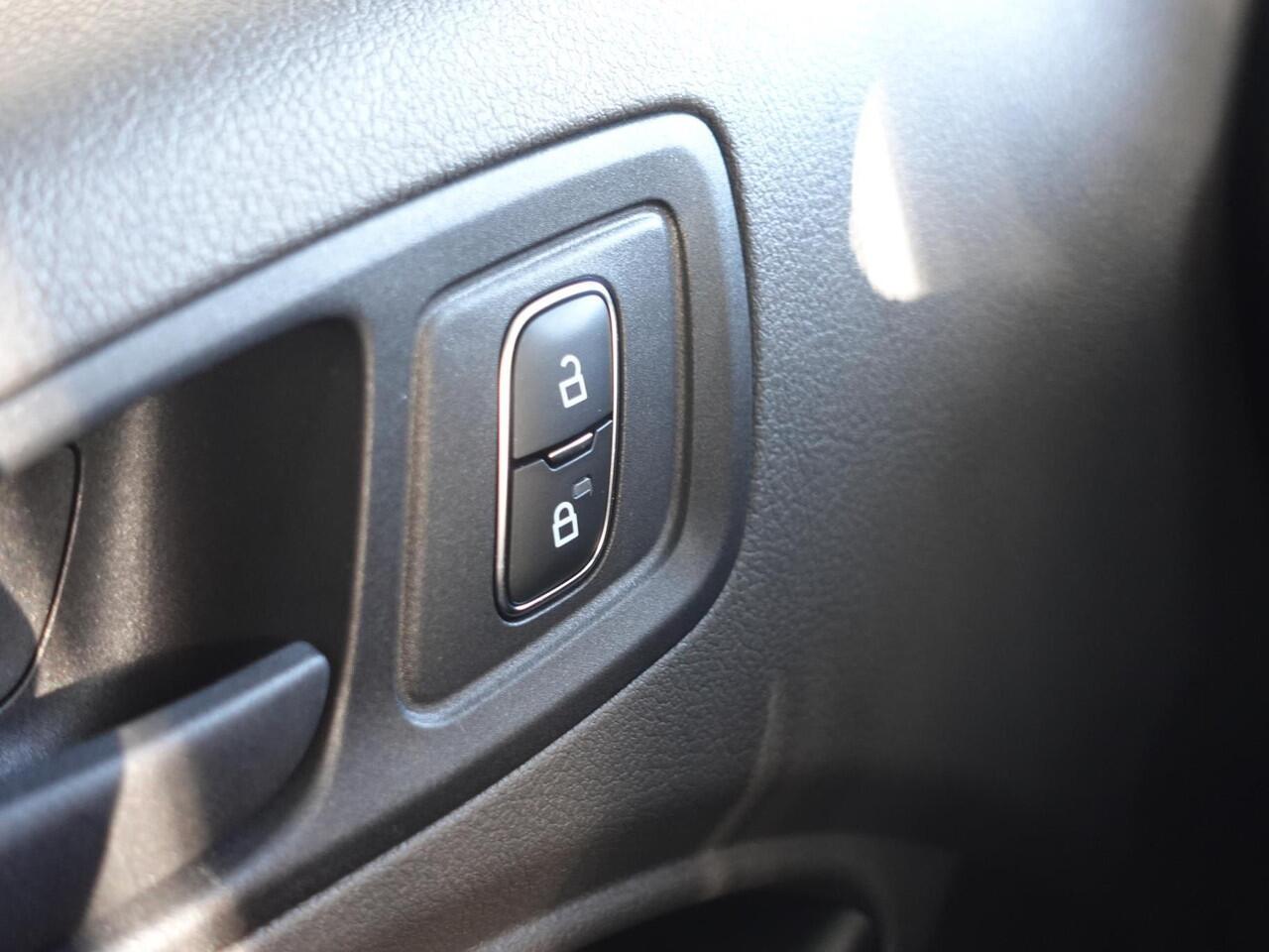 Ford TRANSIT CONNECT 100pk L2 Trend Automaat Trekhaak Airco Navigatie Cruise Control