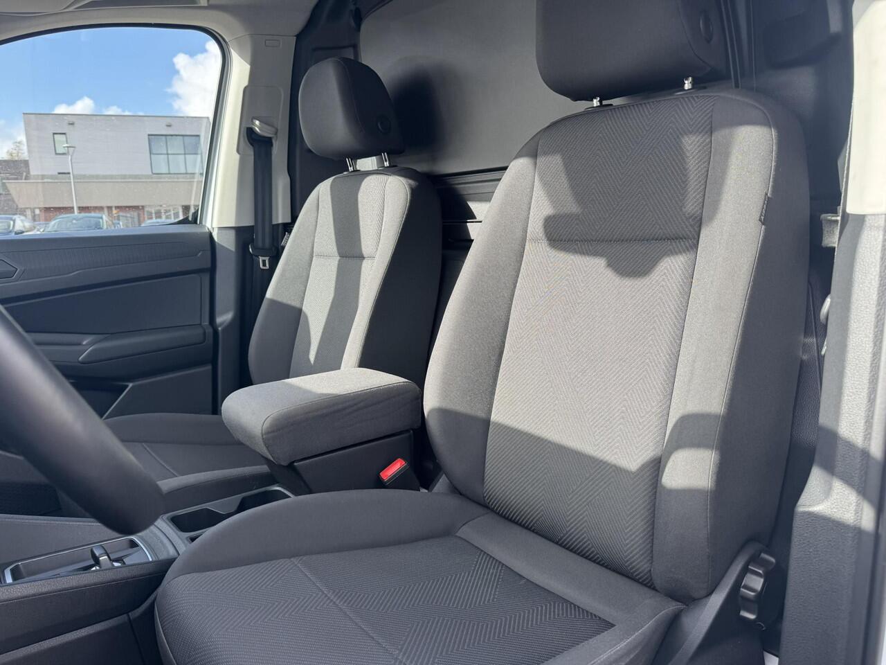 Ford TRANSIT CONNECT 2.0 EcoBlue L1 Trend | 122pk | Automaat | Nieuw model | Trekhaak | Zwarte velgen | Race striping