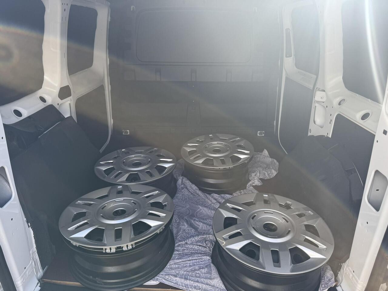 Ford TRANSIT CONNECT 2.0 EcoBlue L1 Trend | 122pk | Automaat | Nieuw model | Trekhaak | Zwarte velgen | Race striping