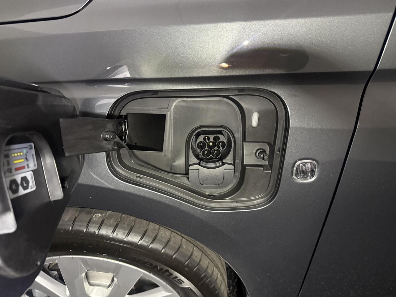 Ford TRANSIT CONNECT 1.5 EcoBoost PHEV L2 Limited met o.a. een Trekhaak, Achteruitrijcamera, Adaptieve Cruise Control, Android Auto en Apple Carplay