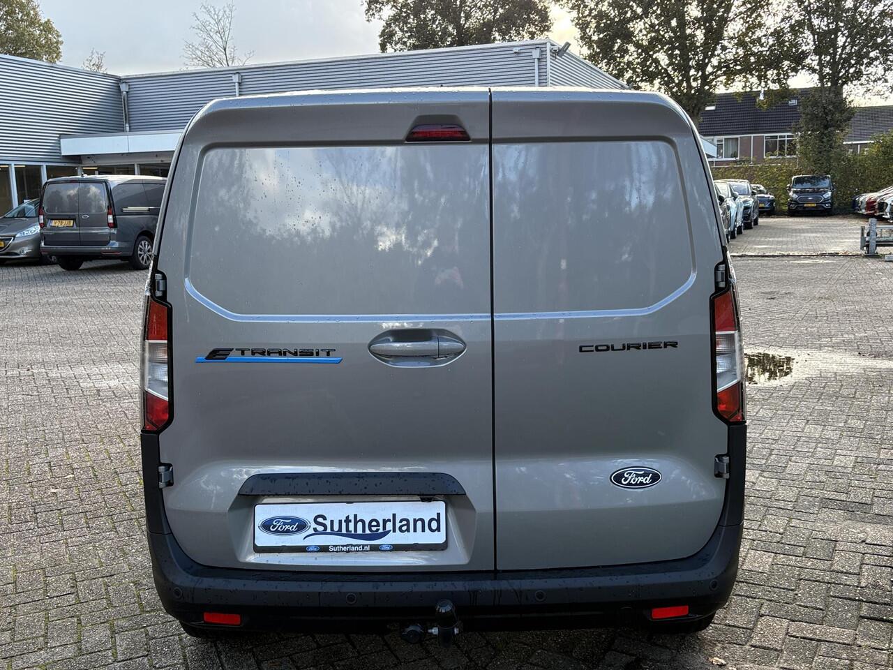Ford TRANSIT COURIER E-Transit Limited 44 kWh | SCI | 136pk | Ford Voorraad | Driver Assistance Pack | Laadvloerbescherming | Trekhaak | LED Laadruimteverlichting