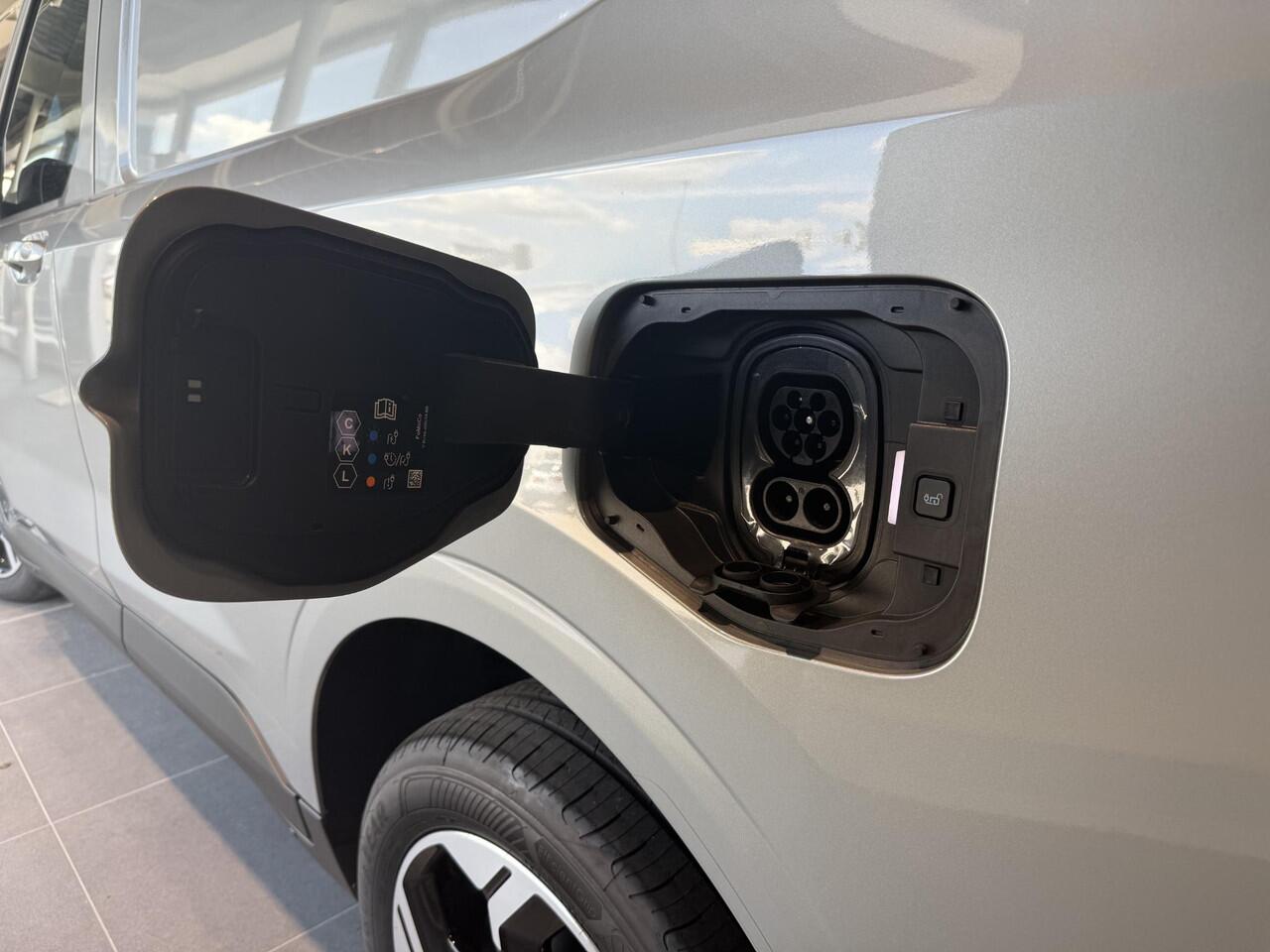 Ford TRANSIT COURIER E-Transit Limited 44 kWh 136pk | Ford Voorraad | Driver Assistance Pack | Laadvloerbescherming | Trekhaak | LED Laadruimteverlichting